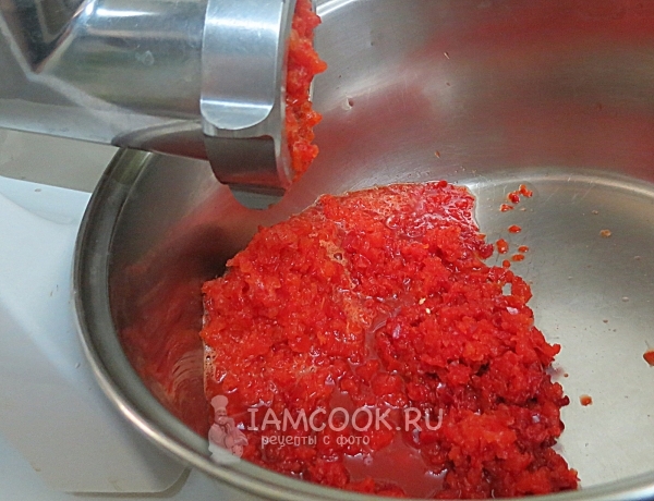 Перекрутить на мясорубке перец