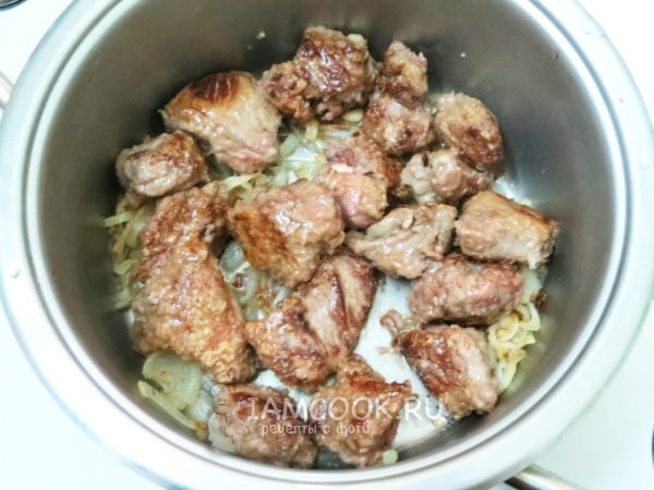 Говядина с луком в толстодонной кастрюле