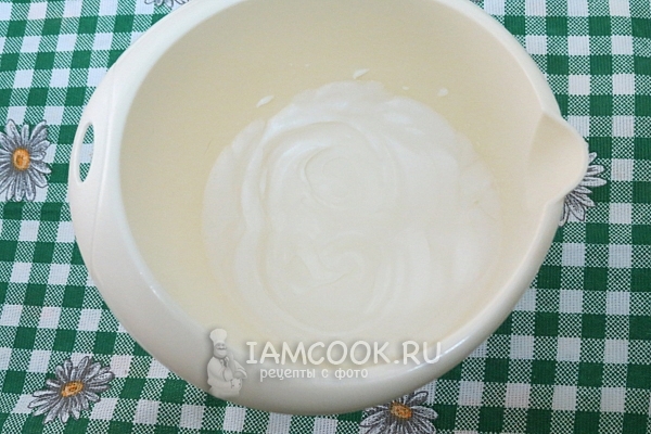 Взбить белки с солью