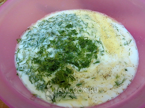 Соединить яйца, молоко и укроп