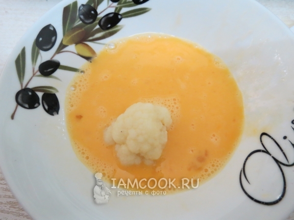 Обвалять капусту в яйце