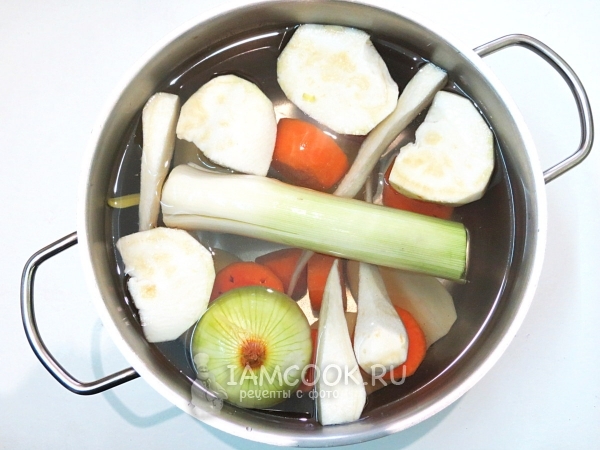Положить овощи в воду