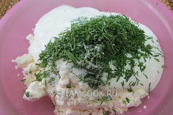 Положить укроп к творогу