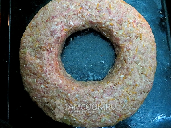 Выложить фарш в виде венка