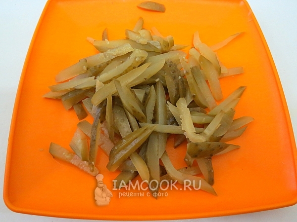 Порезать огурцы