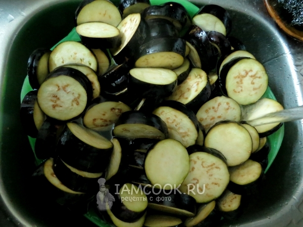 Промыть баклажаны