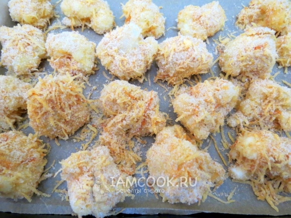 Выложить капусту в панировке на противень