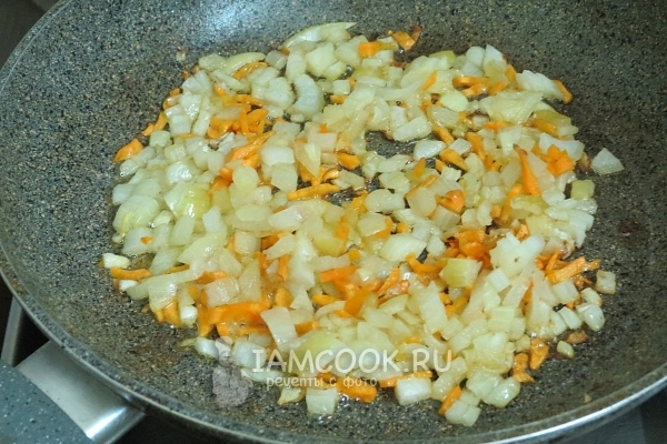 Обжарить лук с морковью