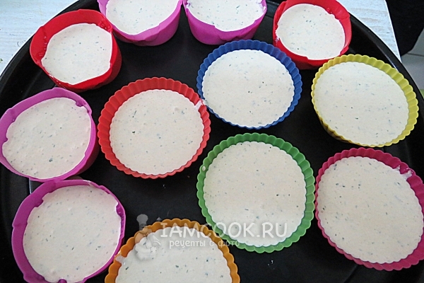 Разлить тесто по формочкам