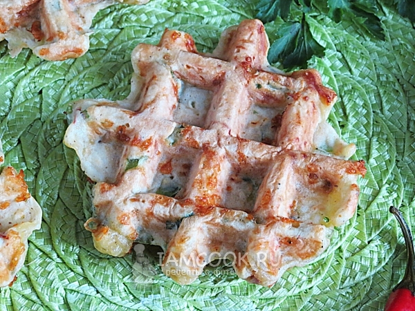Закусочные сырные вафли с болгарским перцем и зеленью