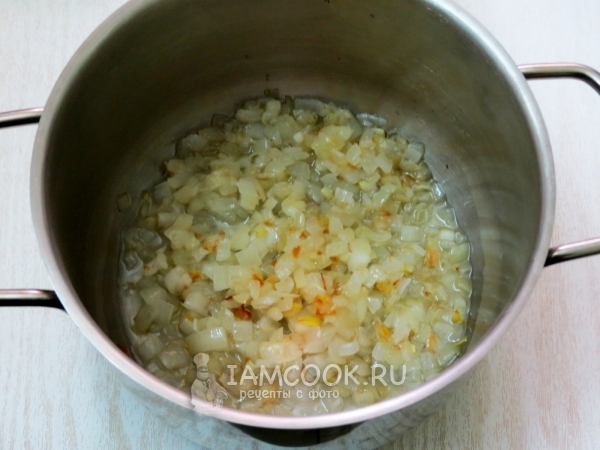 Положить лук в кастрюлю