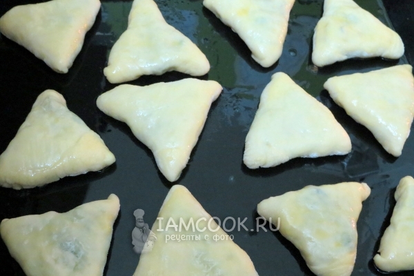 Смазать пирожки яйцом