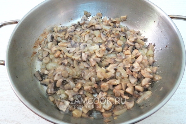 Пожарить грибы с луком