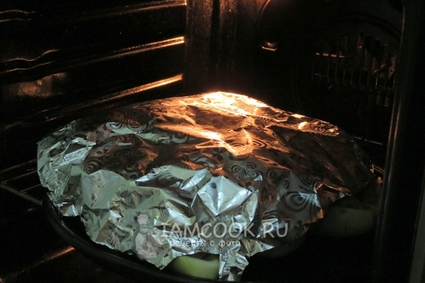 Накрыть кабачки фольгой