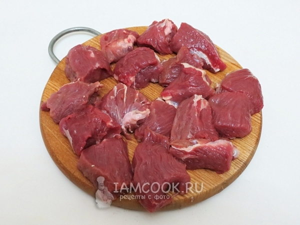 Крупно нарезали говядину