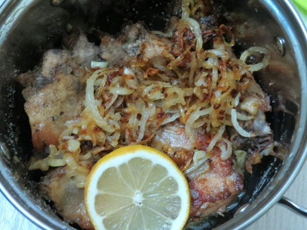 Соединить лук, курицу и лимон