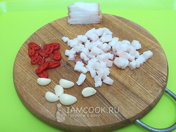 Порезать сало, перец и чеснок