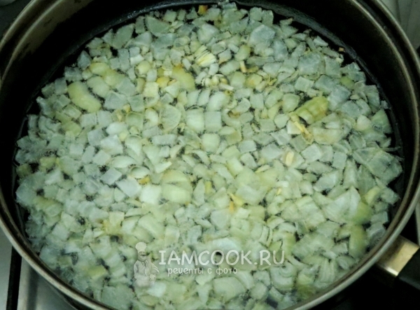 Обжарить лук