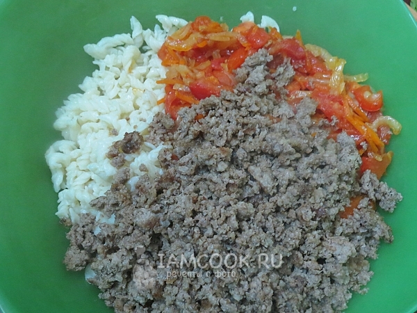Соединить макароны с фаршем и овощами