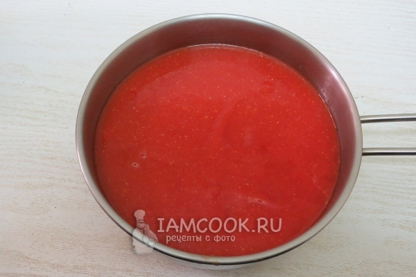 Налить соус в кастрюлю