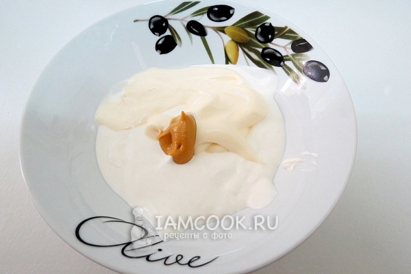 Соединить сметану, майонез и горчицу