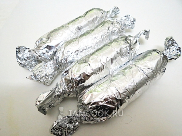 Завернуть рулетики в фольгу
