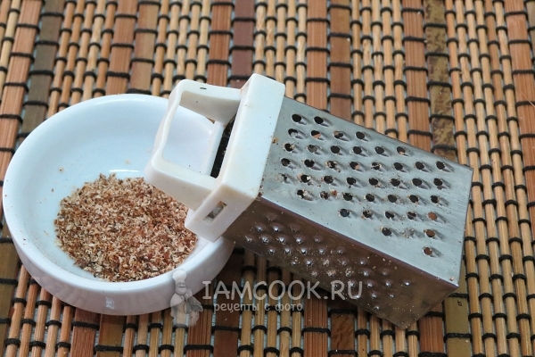 Натереть мускатный орех