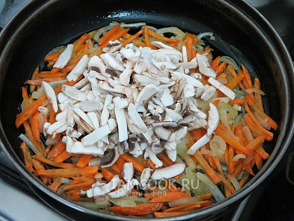 Добавить грибы к овощам