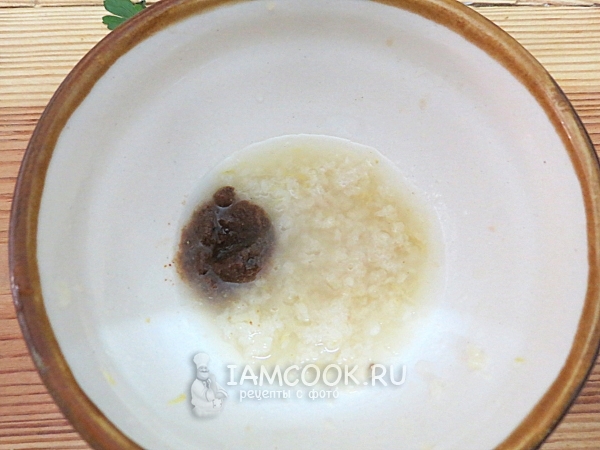 Соединить сок лимона, цедру, соль и перец