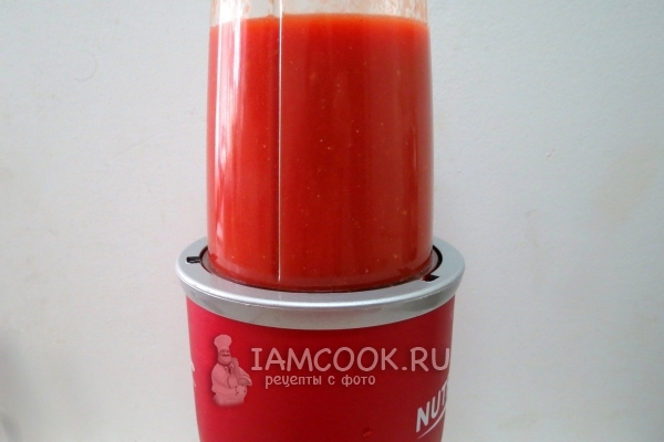 Измельчить помидоры в блендере