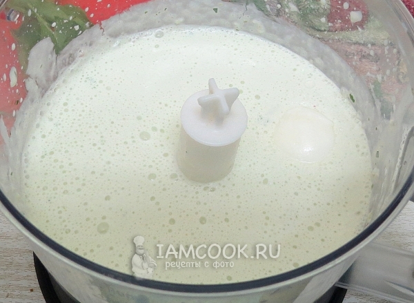 Взбить овощи с зеленью и сметаной