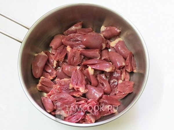 Положить сердце в кастрюлю