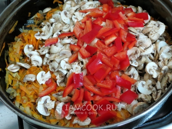 Положить грибы и перец