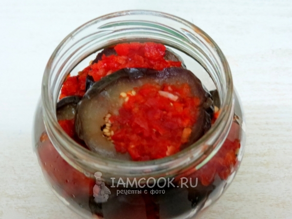 Выложить в банку баклажан и соус