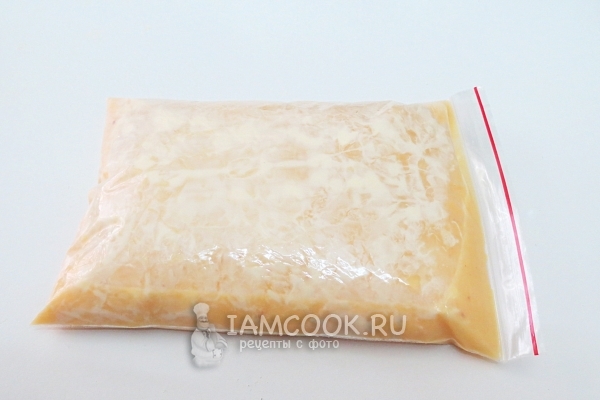 Влить омлетную массу в пакет