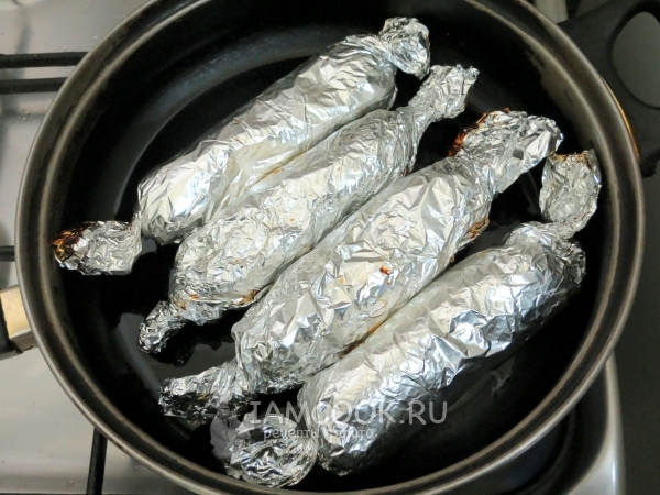 Обжарить мясо на сковороде в фольге
