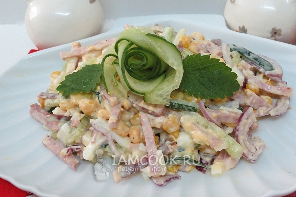 Салат «Соломка» с копченой колбасой