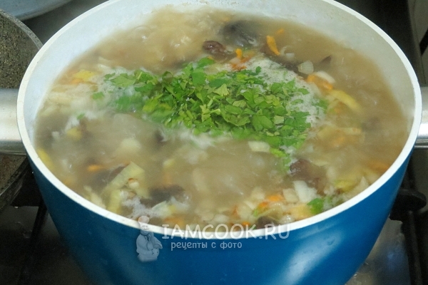 Положить зелень в суп