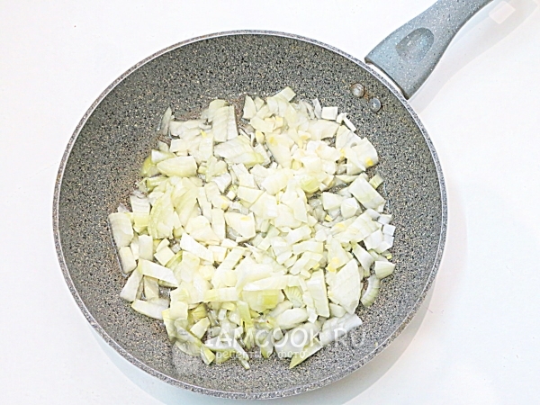 Обжарить лук