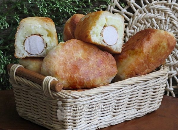 Рецепт жареных пирожков с картошкой и сосиской