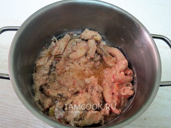 Положить мясо в кастрюлю