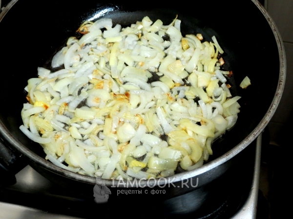 Обжарить лук