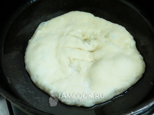 Положить лепешку на сковороду