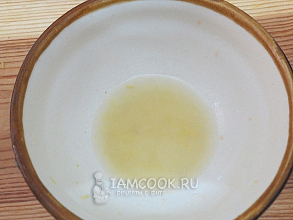 Выжать сок лимона