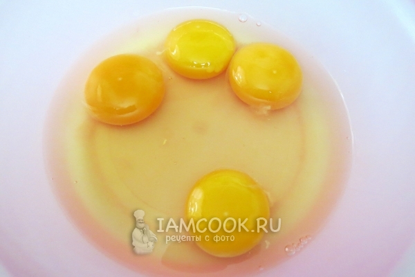 Вбить в миску яйца