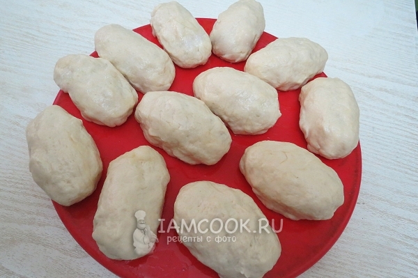 Слепить пирожки с начинкой