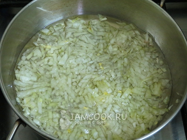 Обжарить лук