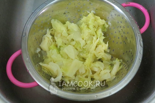 Положить капусту на дуршлаг