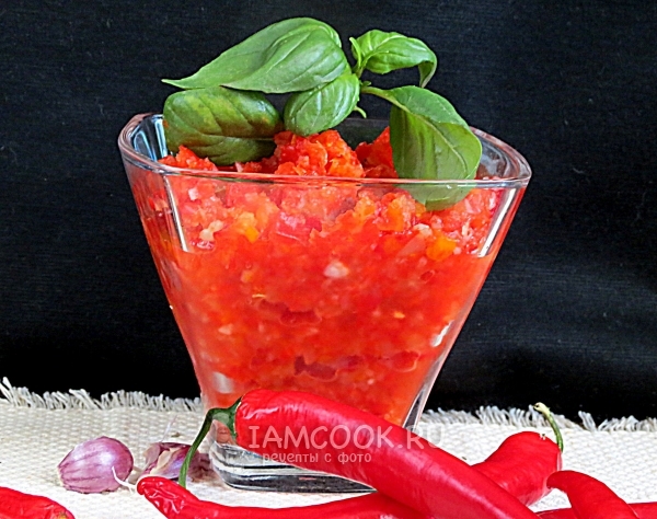 Рецепт острой закуски из жгучего и болгарского перцев с чесноком на зиму