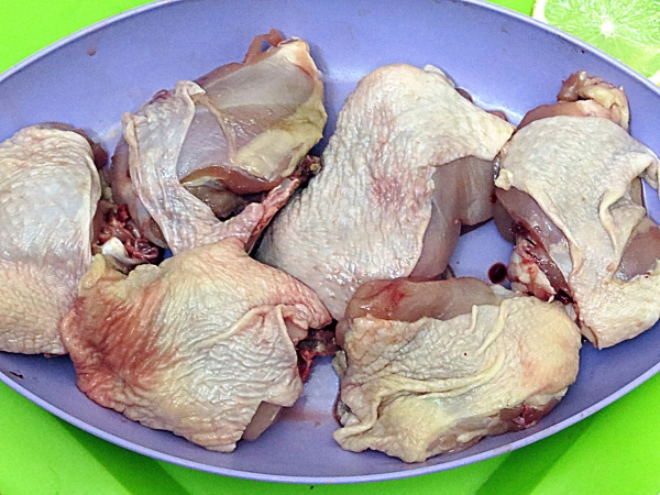 Помыть куриные бедра